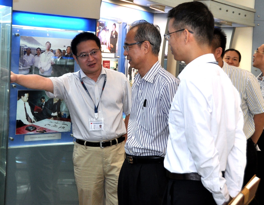 肇慶海關(guān)何耀明關(guān)長一行到風(fēng)華高科調(diào)研