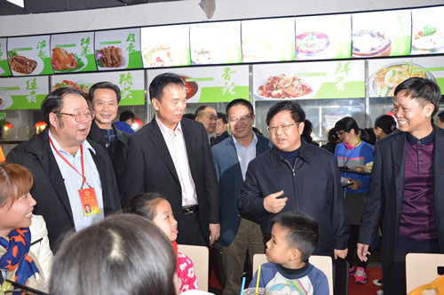 吳華欽帶隊慰問風(fēng)華留守員工